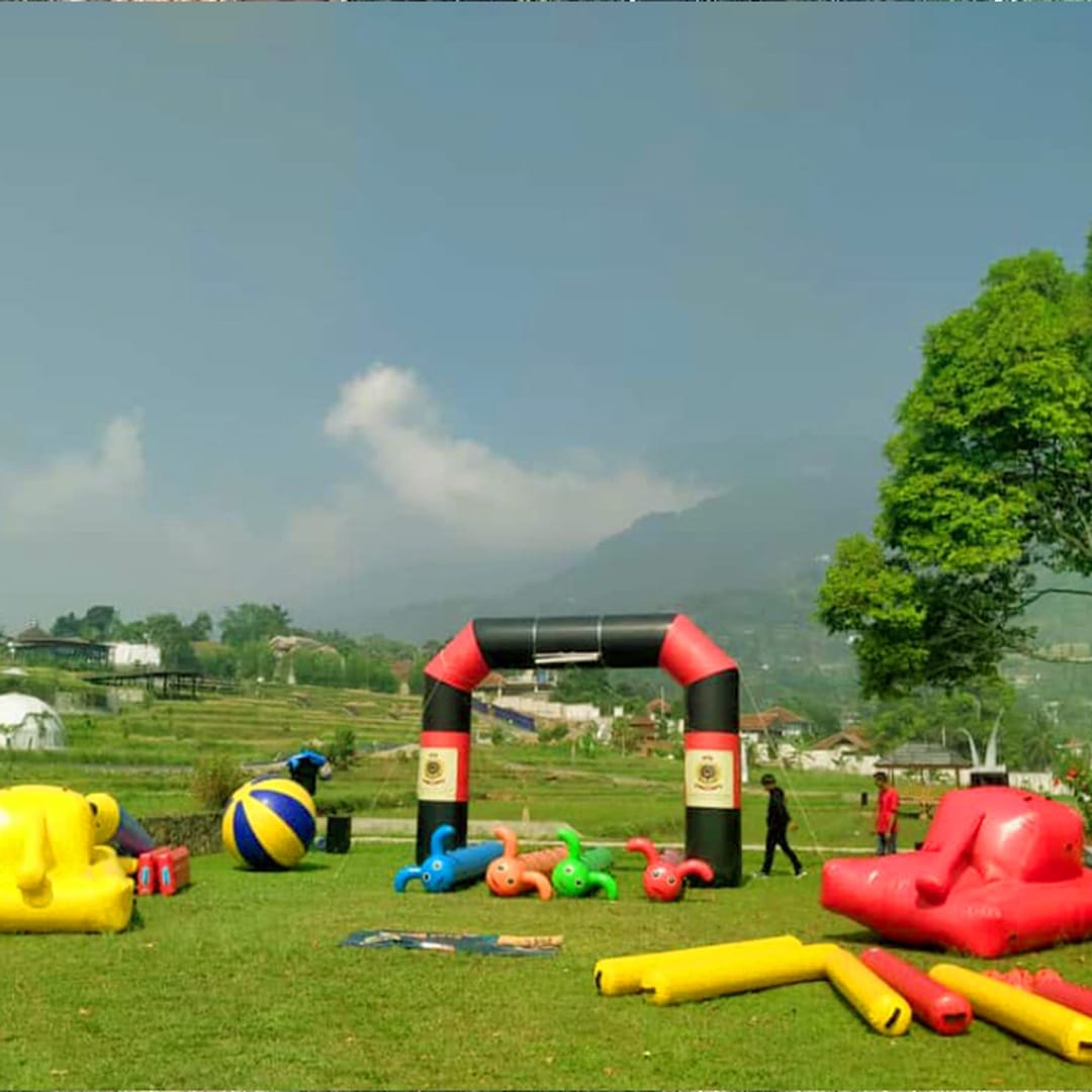 Fasilitator mendampingi permainan team building saat family gathering