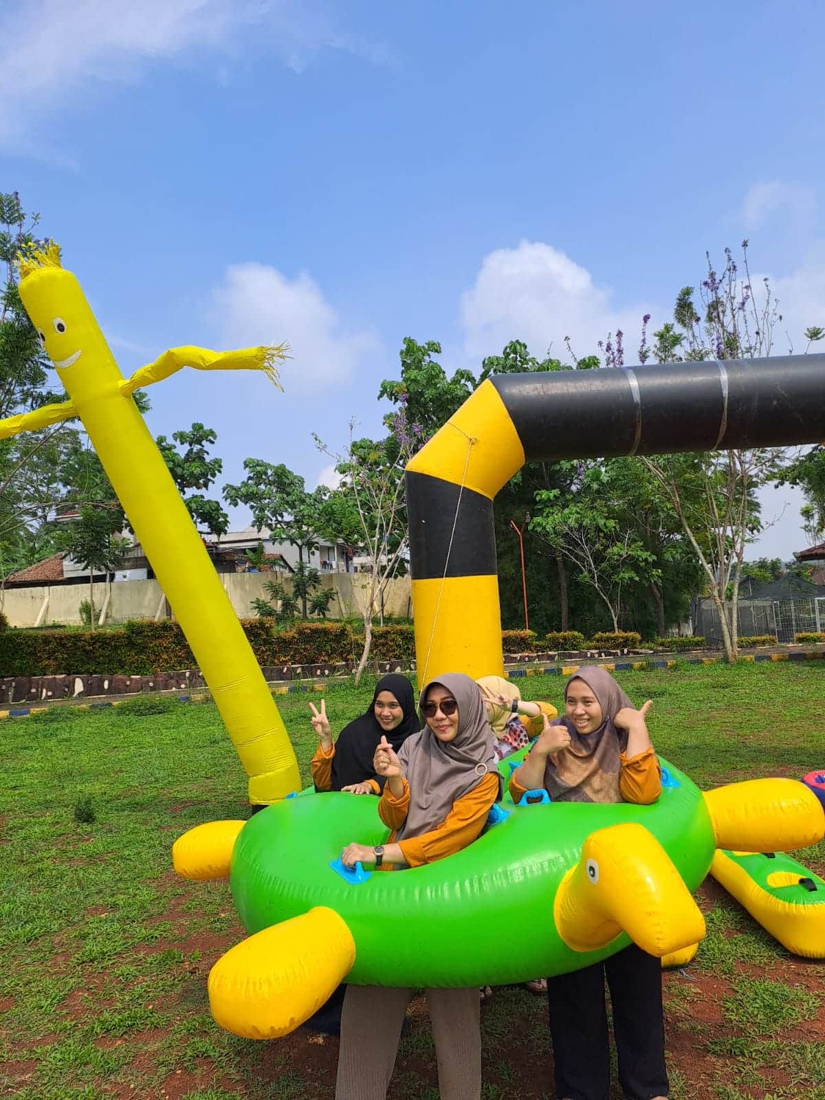 Aktivitas team building dengan Inflatable Games di venue Medan