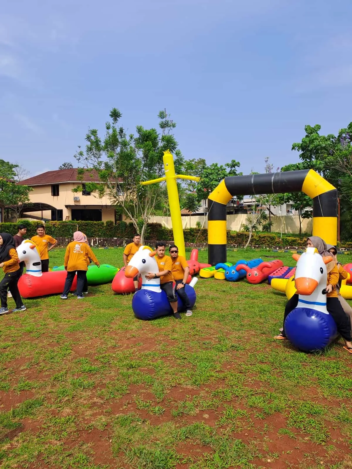 Suasana gathering di kawasan pegunungan