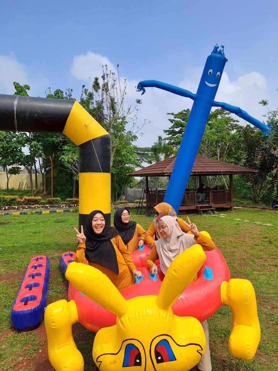 Gathering kantor seru