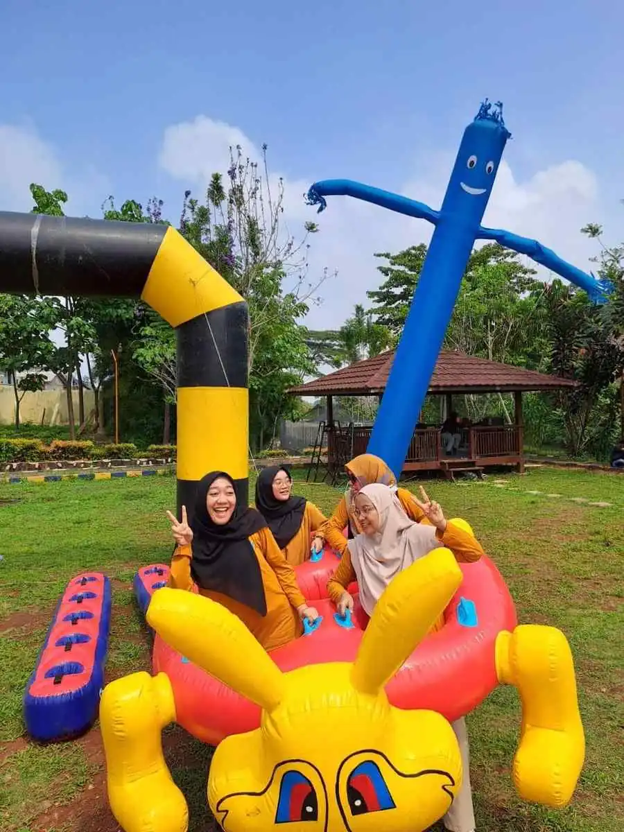 Peserta gathering perusahaan dalam jumlah besar