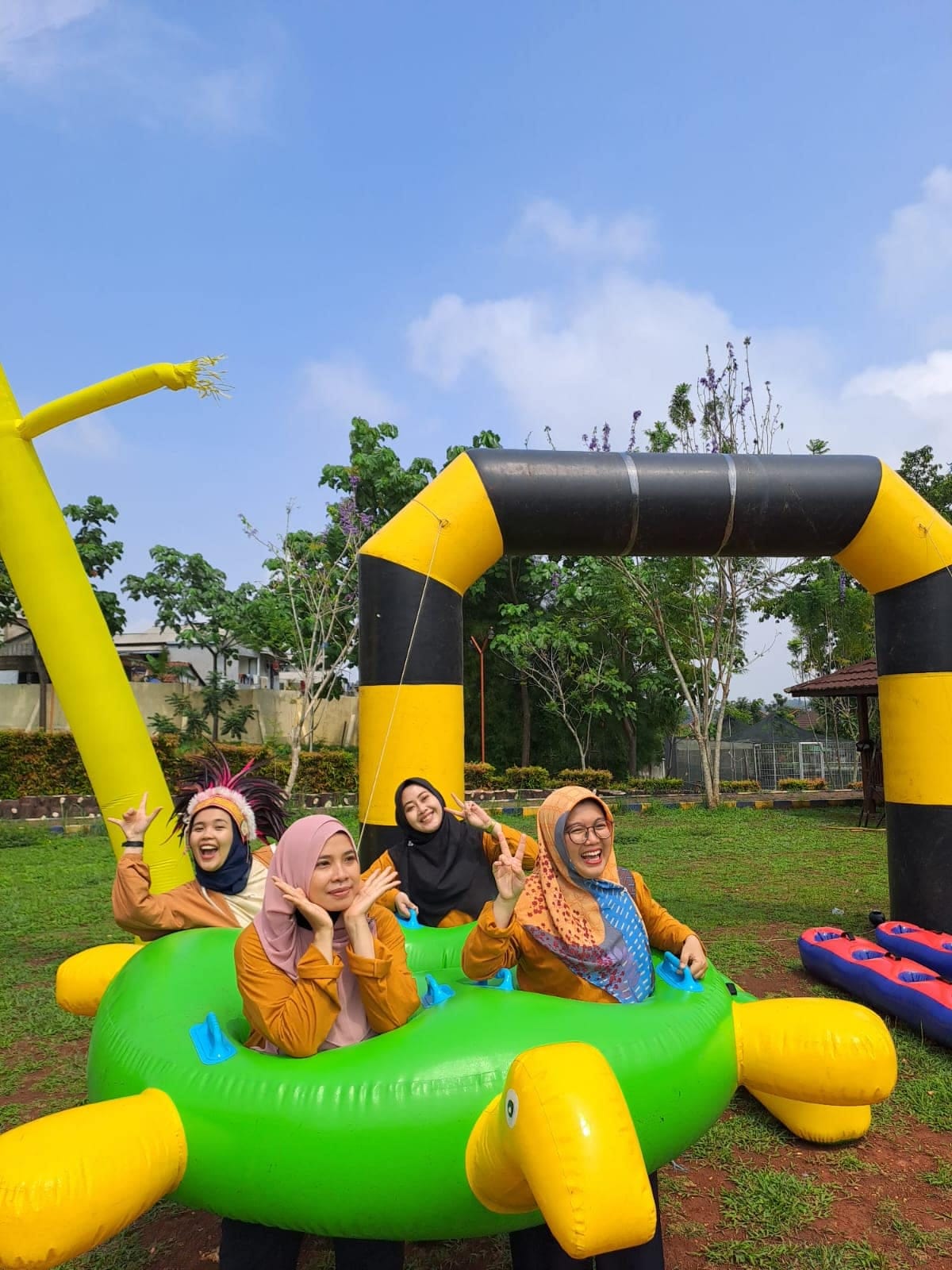 Peserta bersenang-senang di arena games