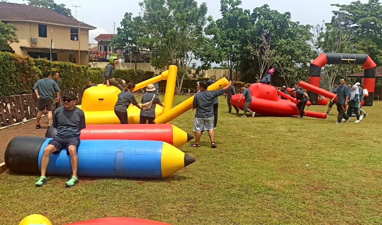 Peserta gathering perusahaan menikmati Inflatable Games di Semarang