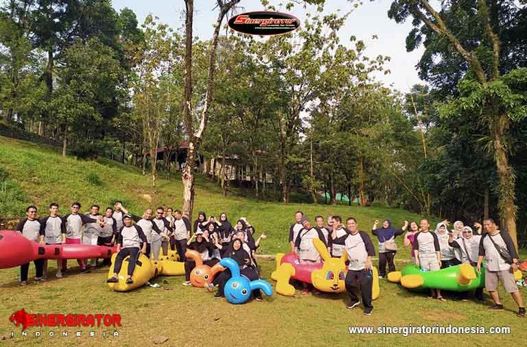 Peserta bersenang-senang di arena games
