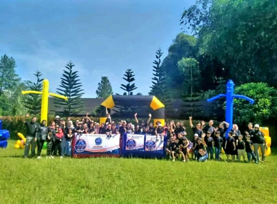 Peserta bermain Inflatable Games di outbound