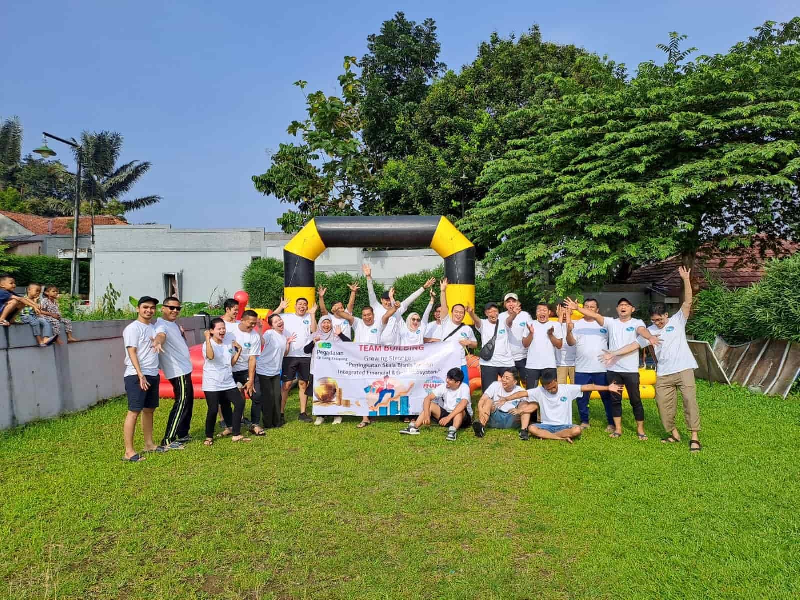 Peserta gathering perusahaan menikmati Inflatable Games di Surabaya