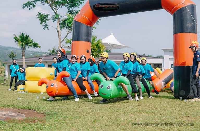 Kegiatan gathering perusahaan di alam terbuka